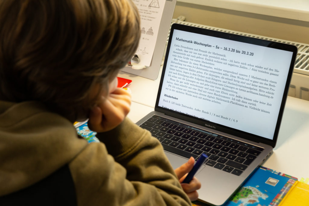 Kind vor Laptop im Distanzunterricht